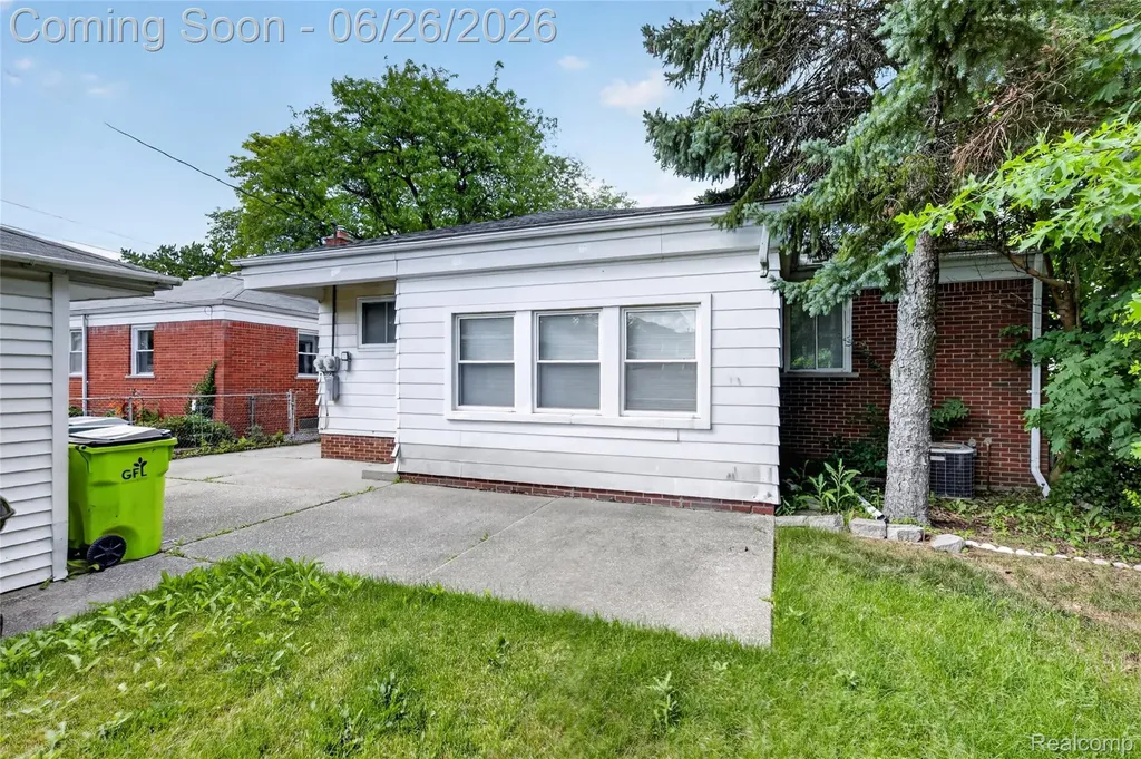 18270 Ash Avenue Eastpointe City MI 48021