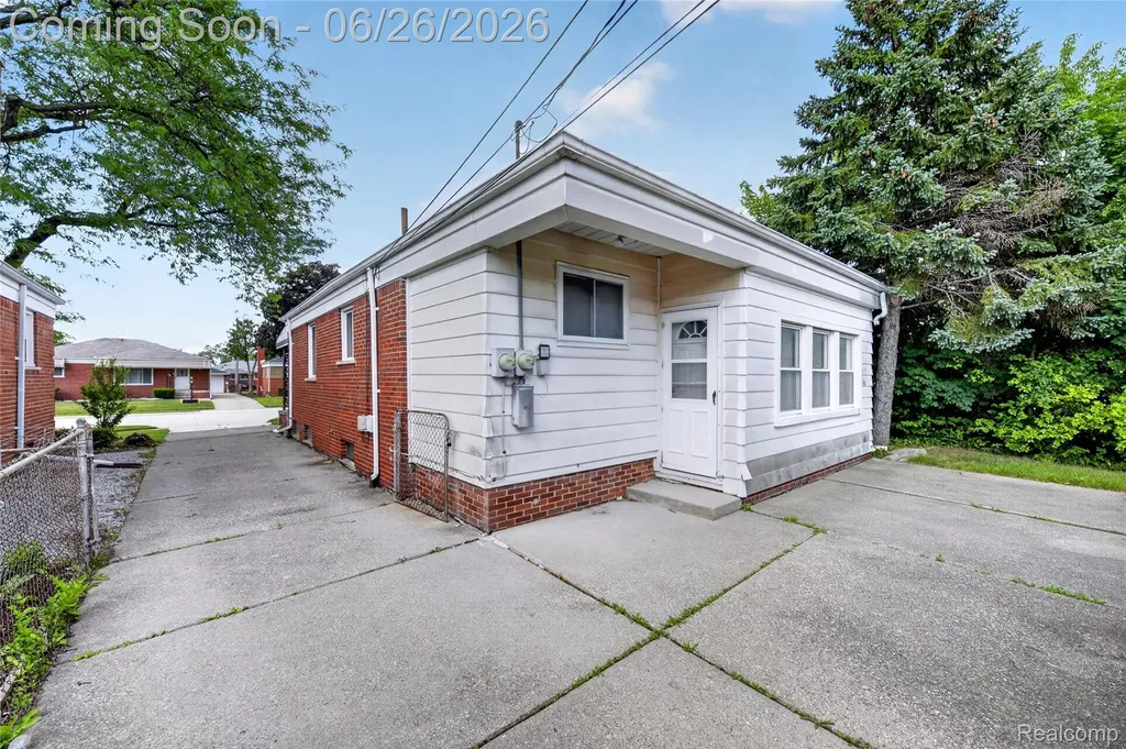 18270 Ash Avenue Eastpointe City MI 48021