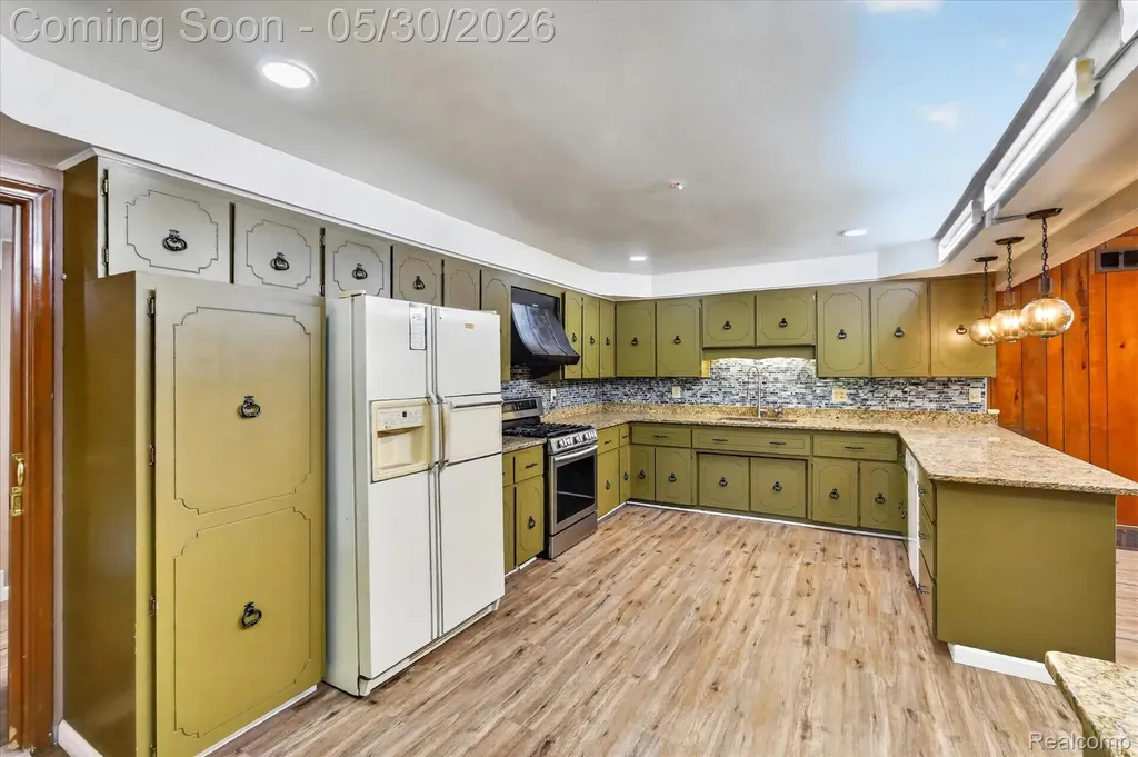 28013 Roan Drive Warren City MI 48093