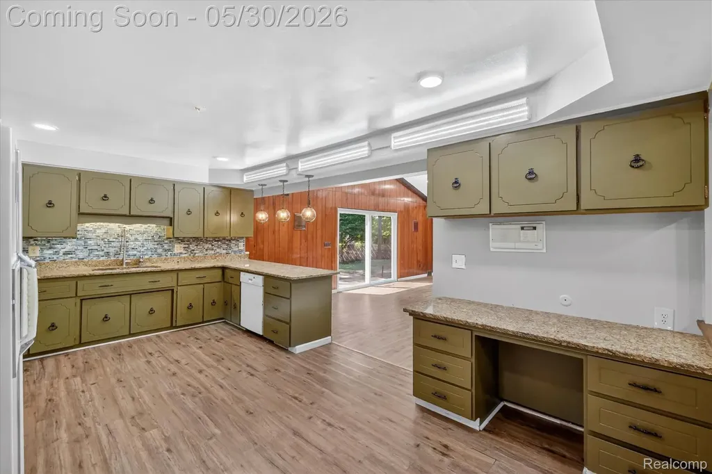 28013 Roan Drive Warren City MI 48093