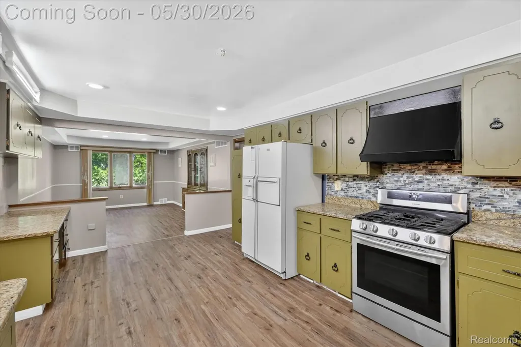 28013 Roan Drive Warren City MI 48093