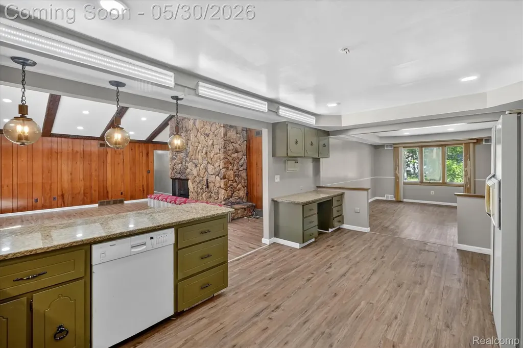 28013 Roan Drive Warren City MI 48093