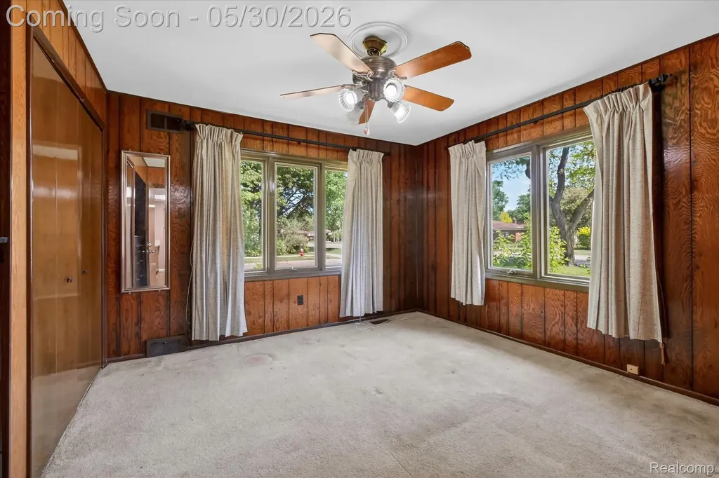 28013 Roan Drive Warren City MI 48093