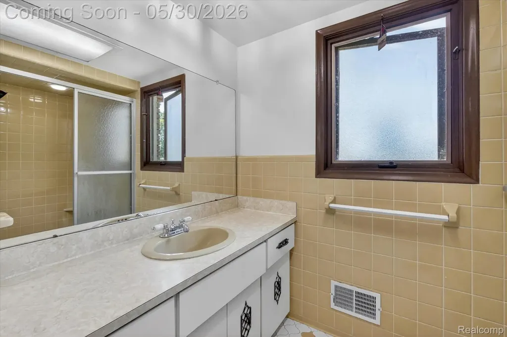 28013 Roan Drive Warren City MI 48093