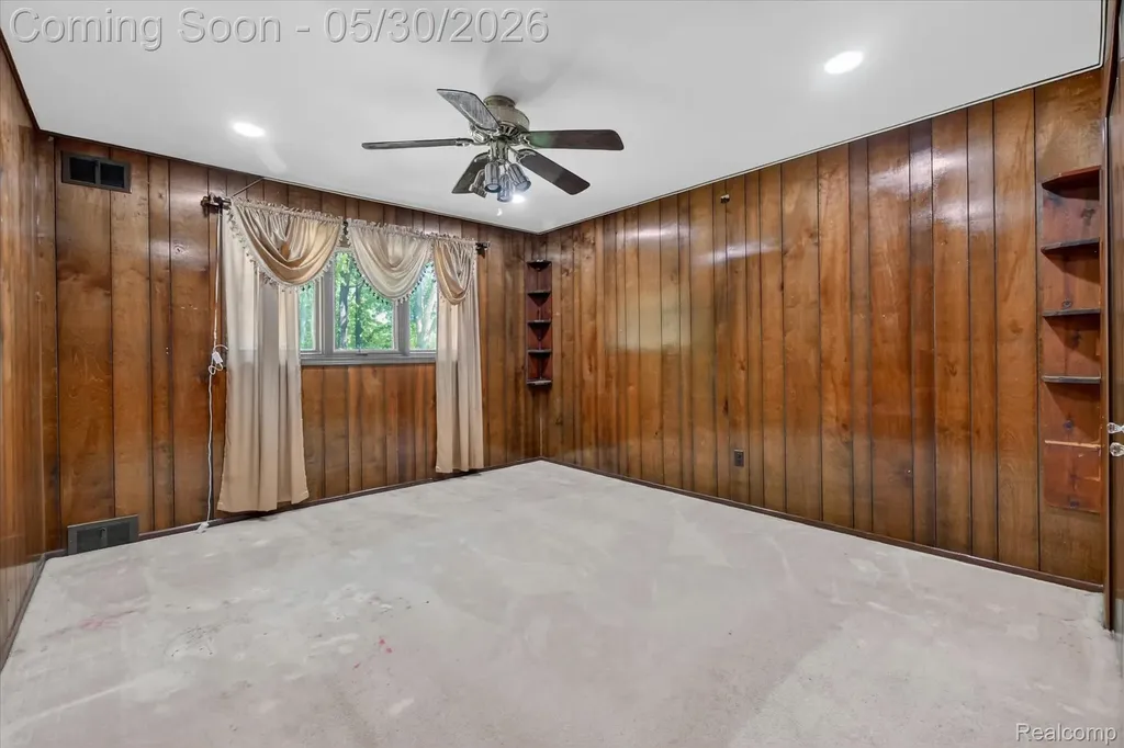 28013 Roan Drive Warren City MI 48093