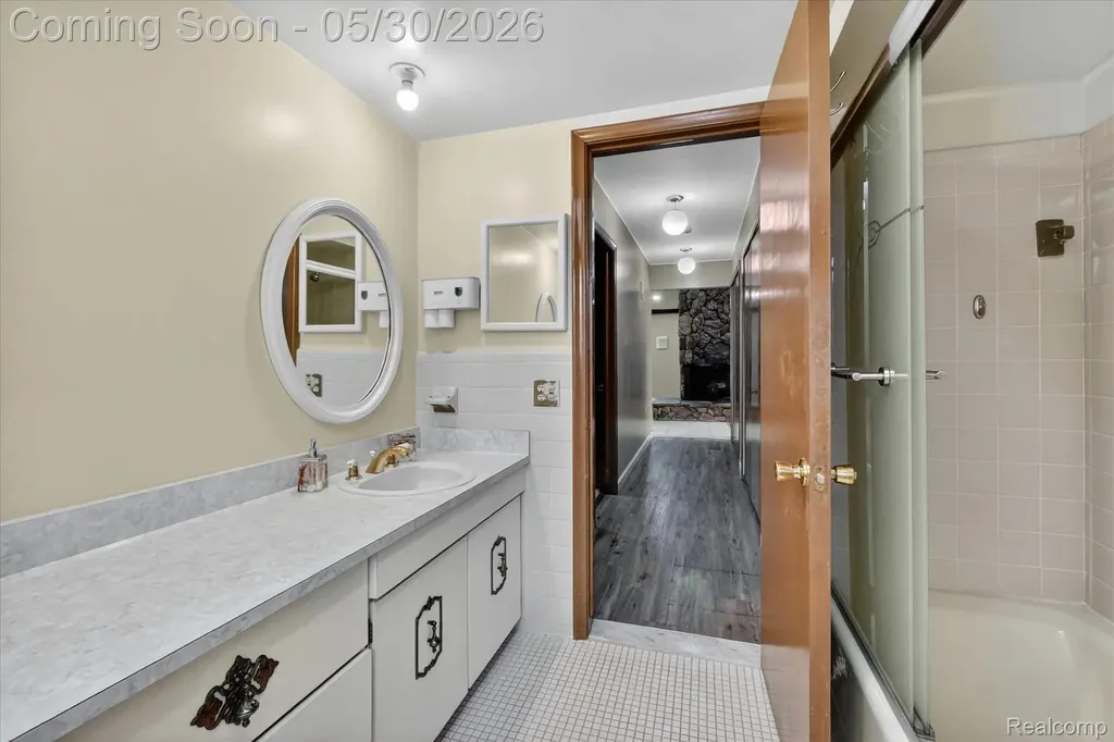 28013 Roan Drive Warren City MI 48093