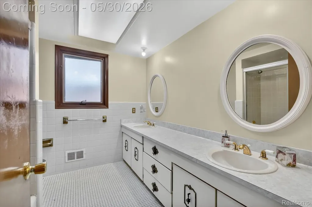 28013 Roan Drive Warren City MI 48093