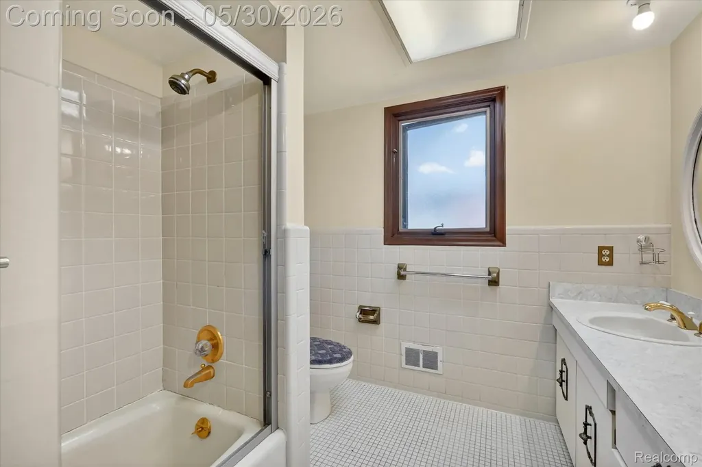 28013 Roan Drive Warren City MI 48093