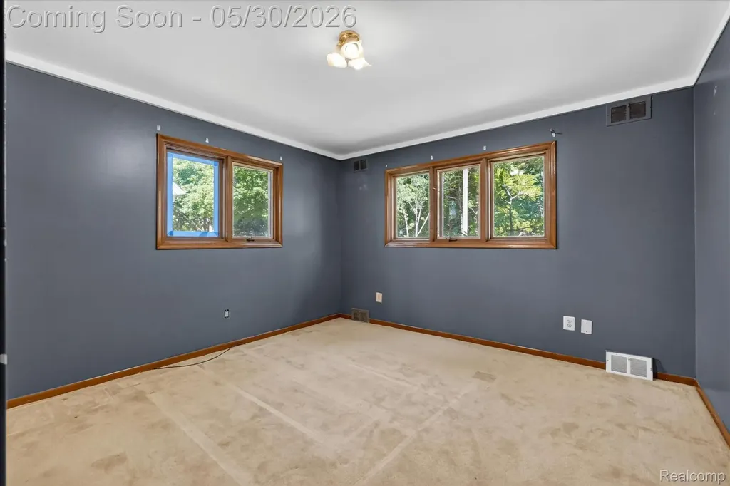 28013 Roan Drive Warren City MI 48093