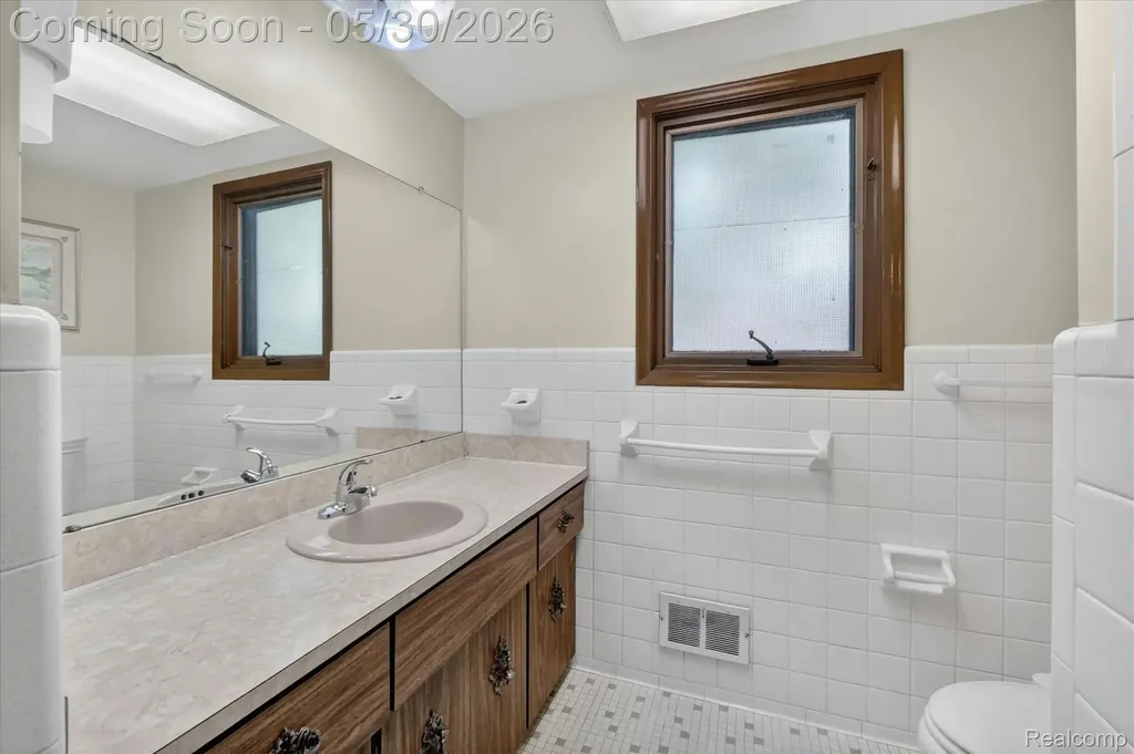 28013 Roan Drive Warren City MI 48093
