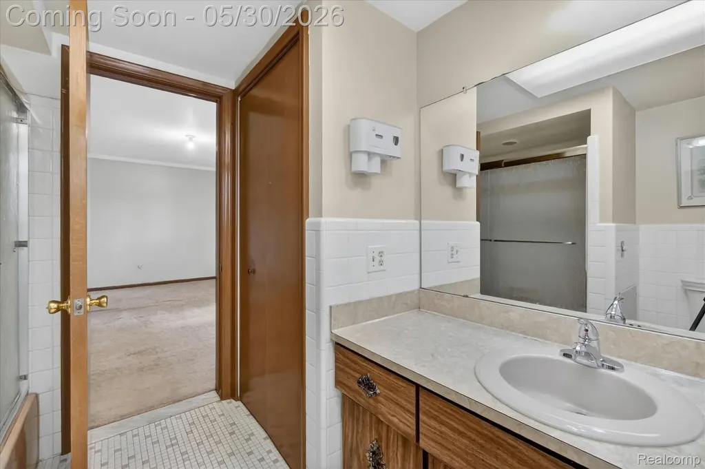 28013 Roan Drive Warren City MI 48093
