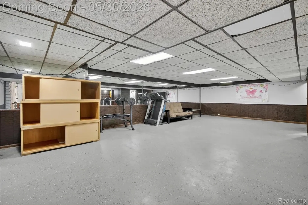 28013 Roan Drive Warren City MI 48093