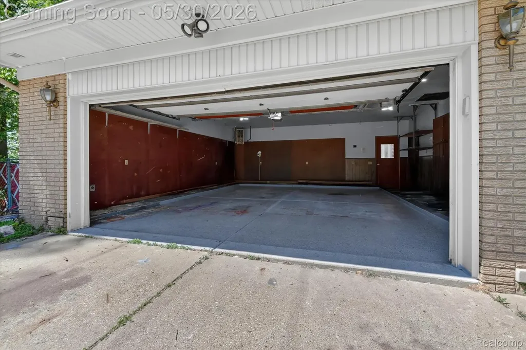 28013 Roan Drive Warren City MI 48093