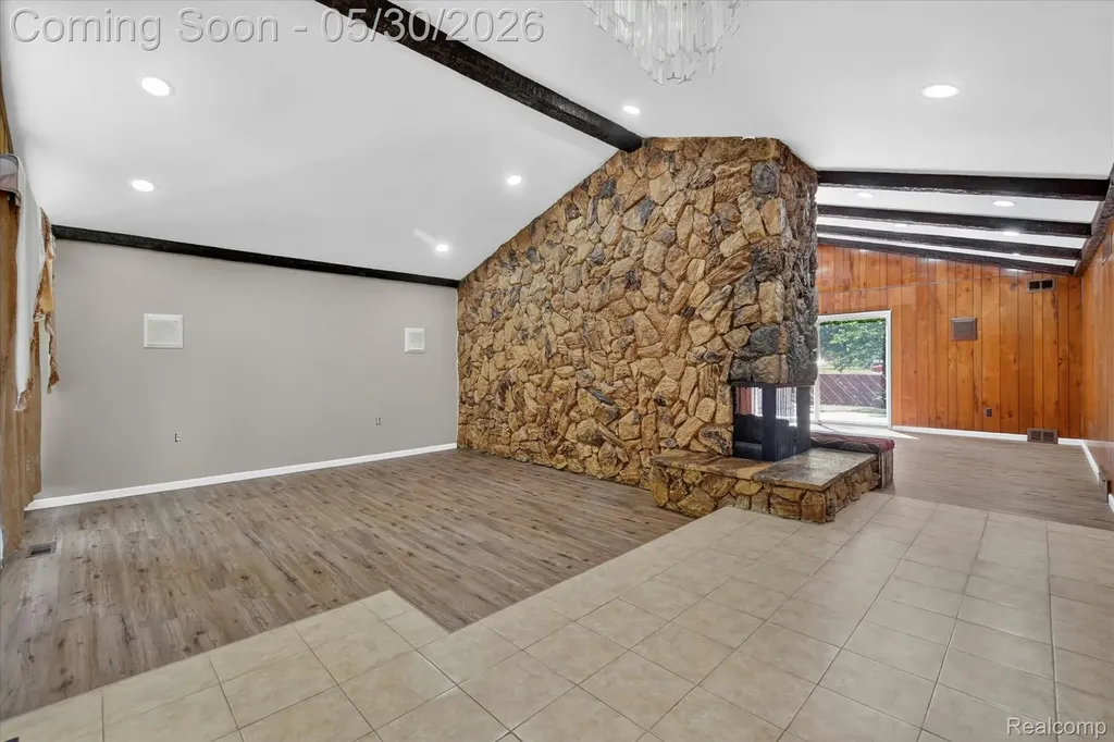 28013 Roan Drive Warren City MI 48093