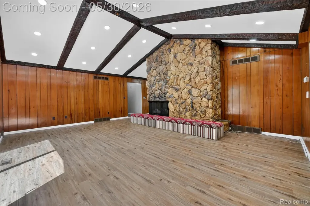 28013 Roan Drive Warren City MI 48093