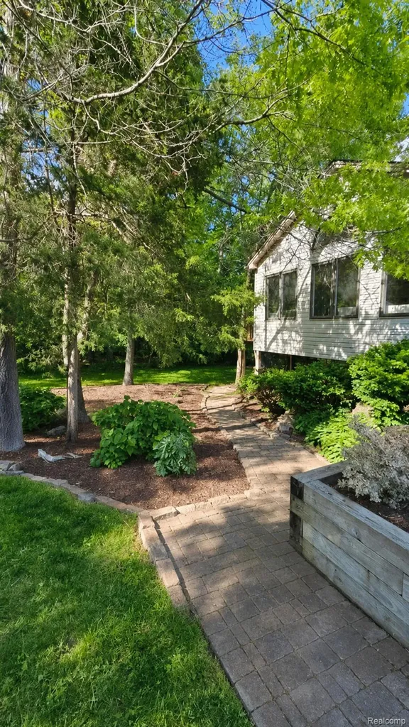 950 Fuller Lane White Lake Charter Township MI 48386