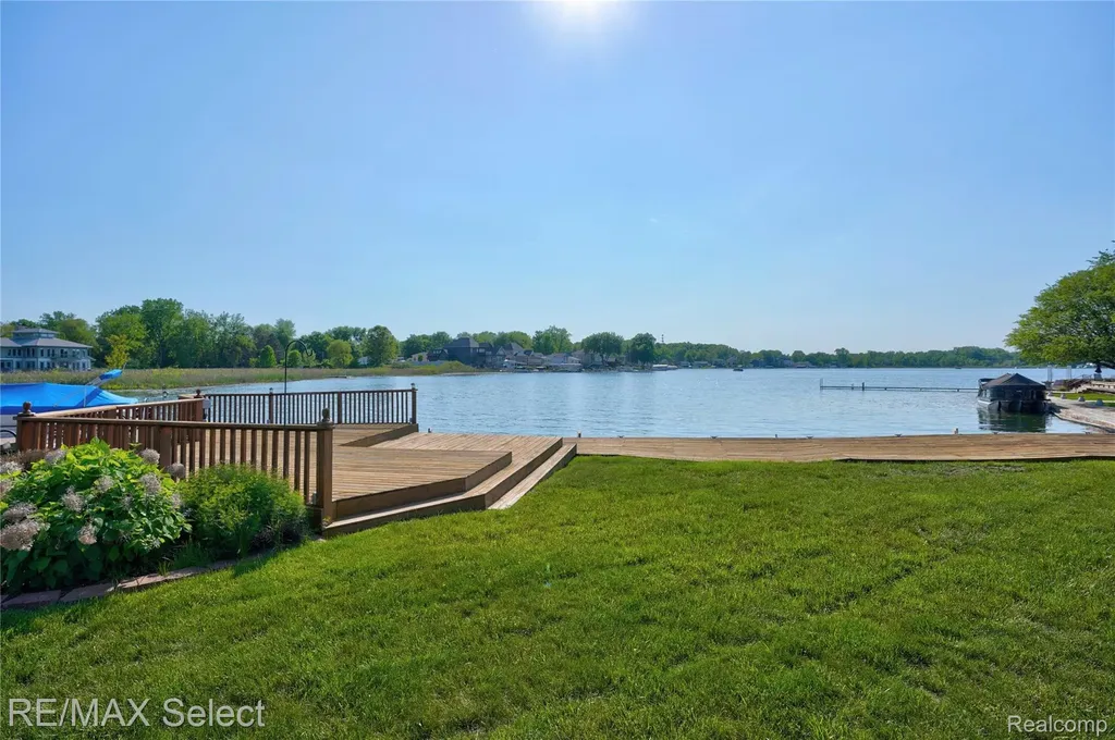 13154 Lake Shore Drive Fenton Charter Township MI 48430