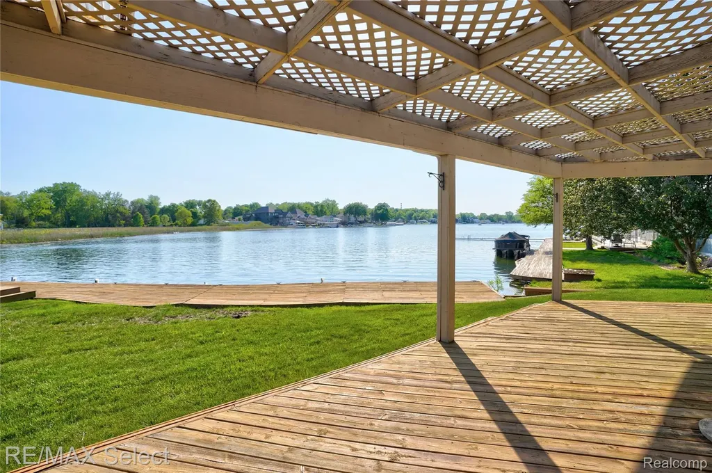 13154 Lake Shore Drive Fenton Charter Township MI 48430