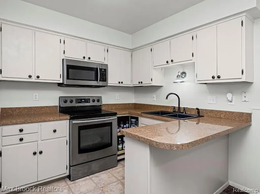 27124 Bradner Drive Warren City MI 48088