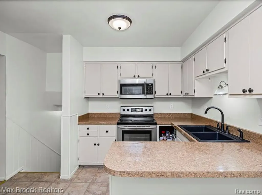 27124 Bradner Drive Warren City MI 48088