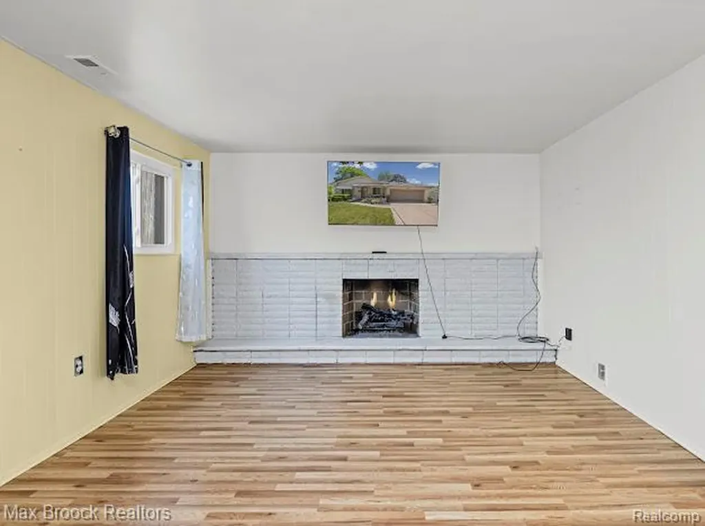 27124 Bradner Drive Warren City MI 48088