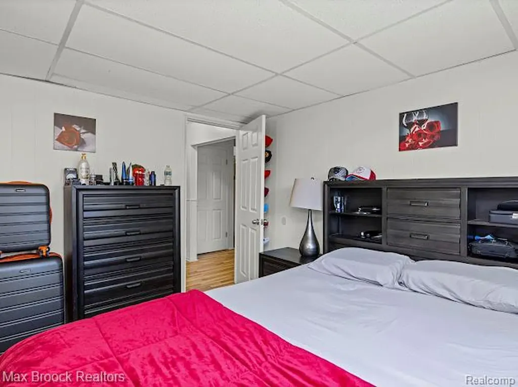 27124 Bradner Drive Warren City MI 48088