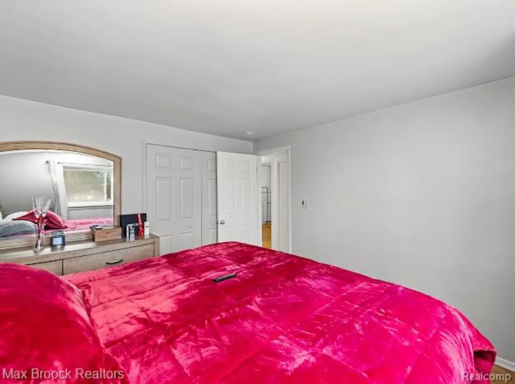 27124 Bradner Drive Warren City MI 48088