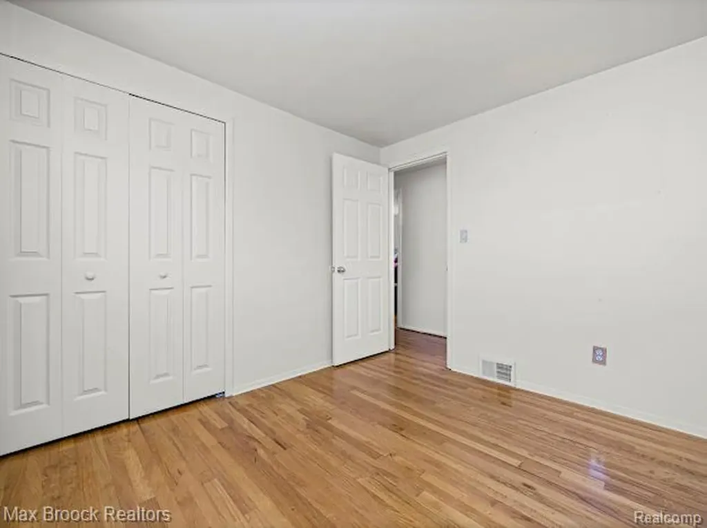 27124 Bradner Drive Warren City MI 48088