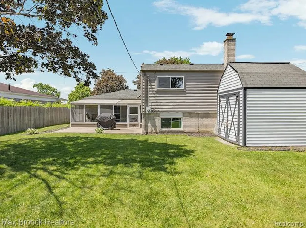 27124 Bradner Drive Warren City MI 48088