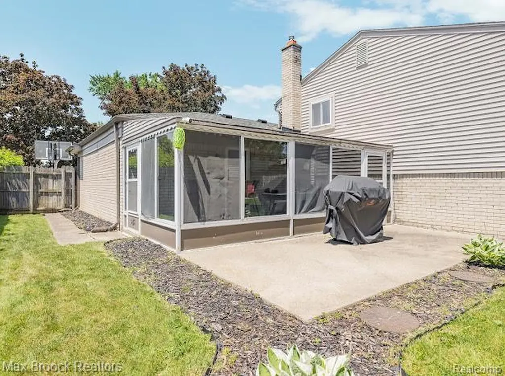 27124 Bradner Drive Warren City MI 48088