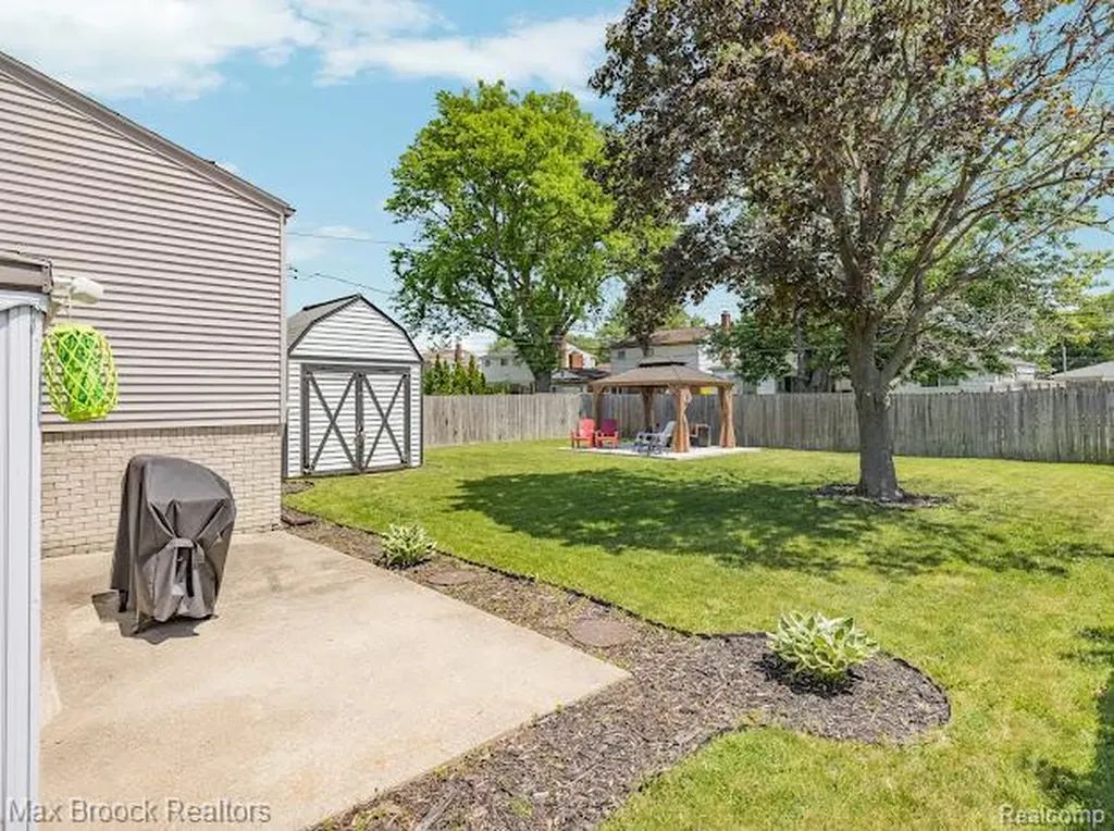 27124 Bradner Drive Warren City MI 48088