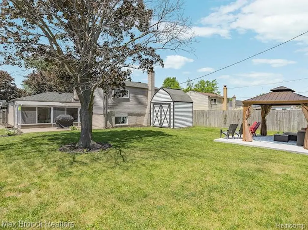 27124 Bradner Drive Warren City MI 48088