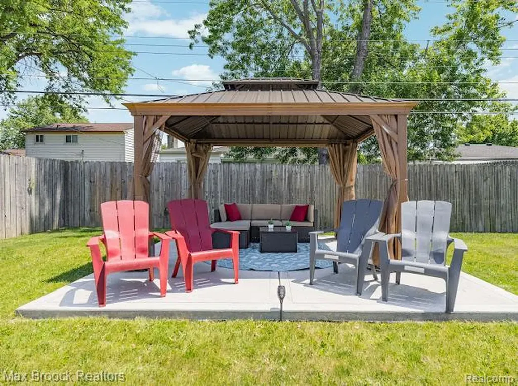 27124 Bradner Drive Warren City MI 48088