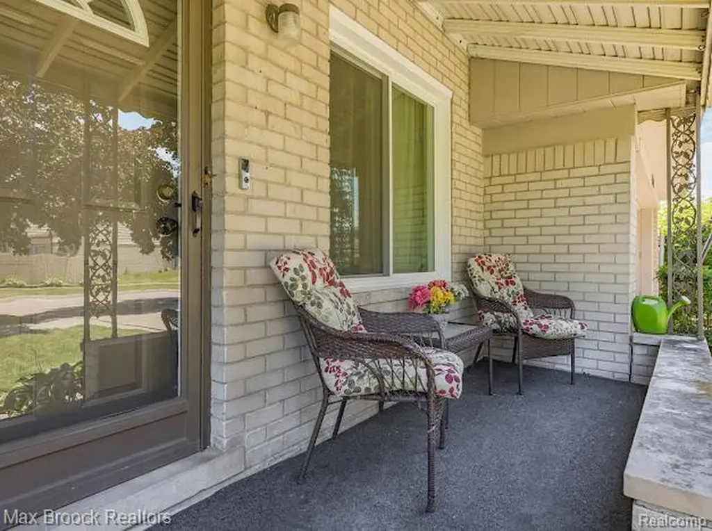 27124 Bradner Drive Warren City MI 48088