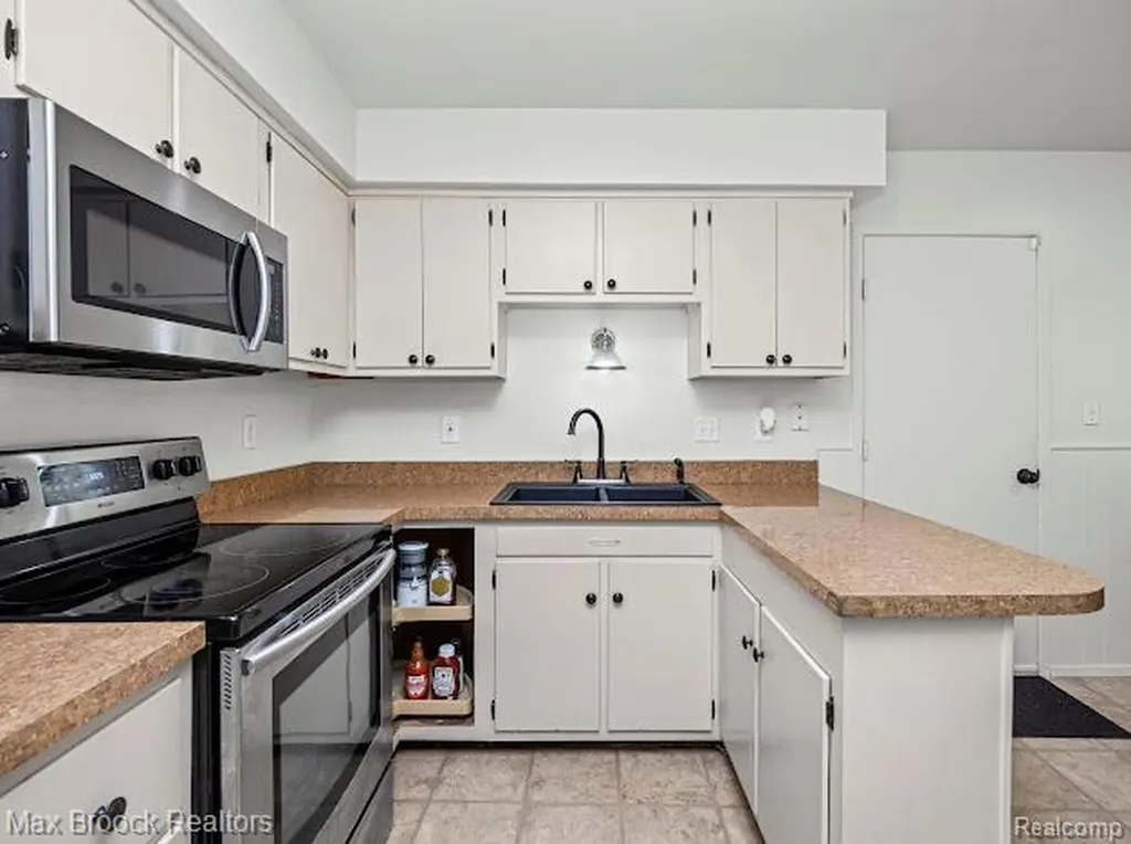 27124 Bradner Drive Warren City MI 48088