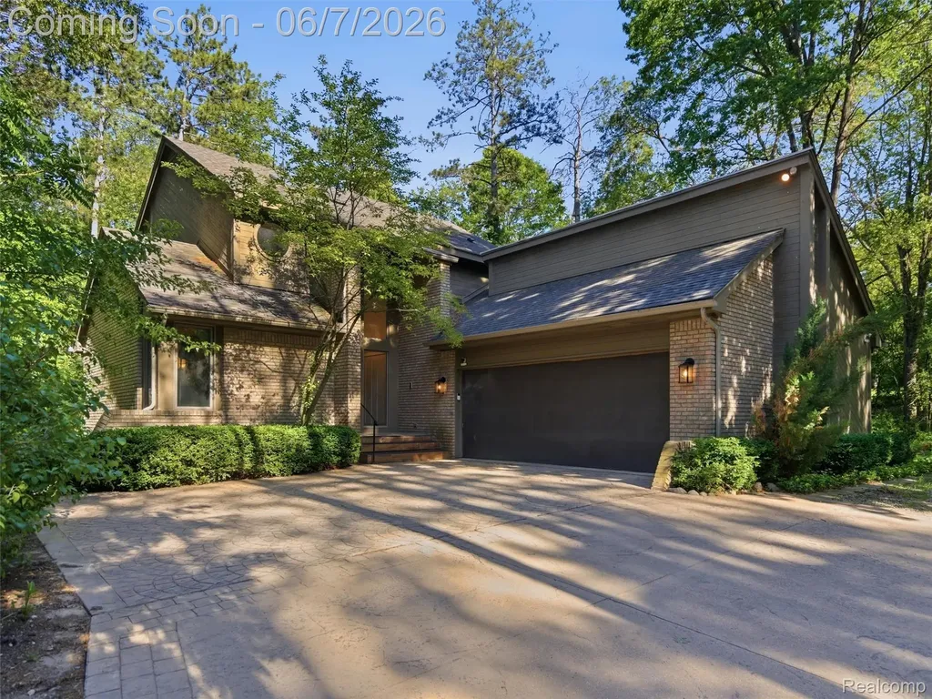 202 Nakomis Trail Orion Charter Township MI 48362