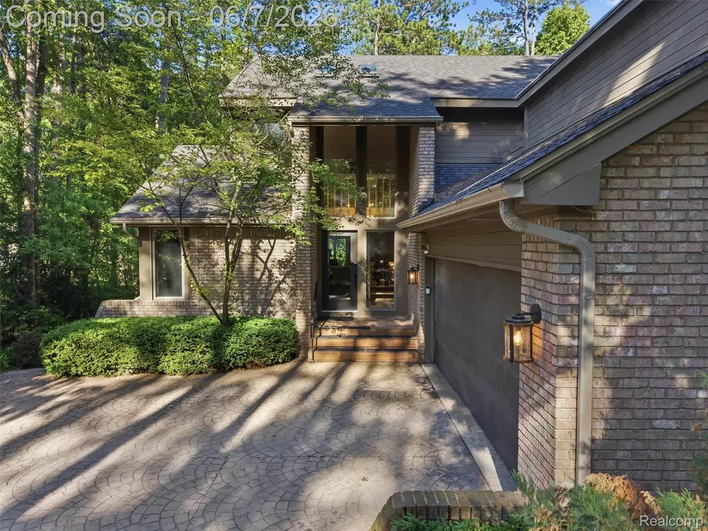 202 Nakomis Trail Orion Charter Township MI 48362