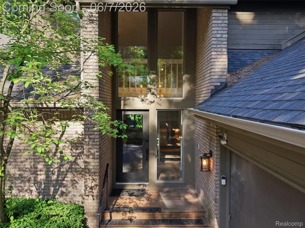 202 Nakomis Trail Orion Charter Township MI 48362