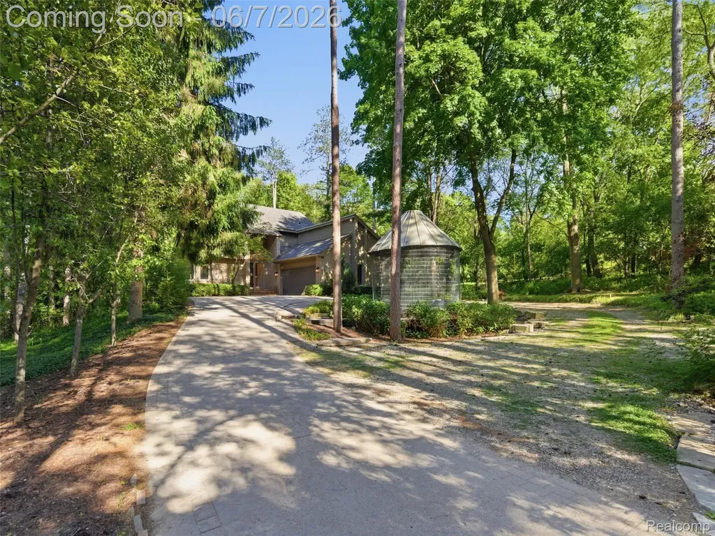 202 Nakomis Trail Orion Charter Township MI 48362