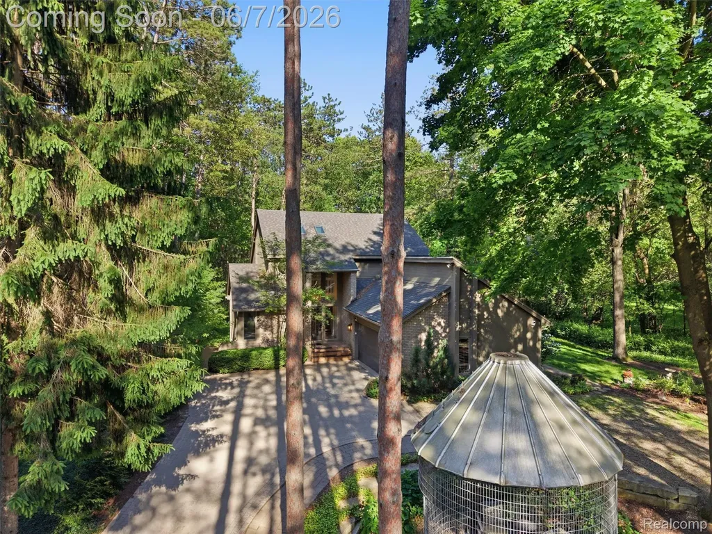202 Nakomis Trail Orion Charter Township MI 48362