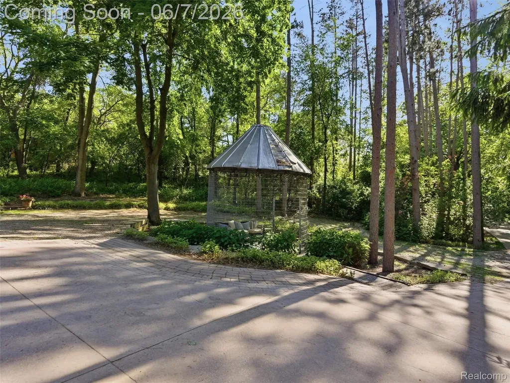 202 Nakomis Trail Orion Charter Township MI 48362