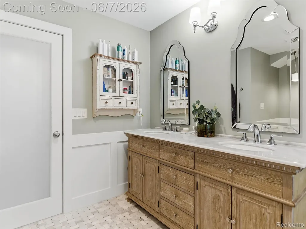 202 Nakomis Trail Orion Charter Township MI 48362