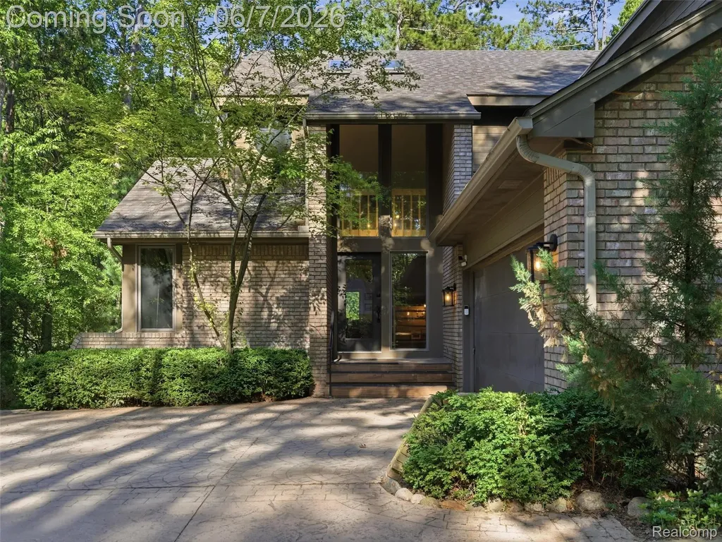 202 Nakomis Trail Orion Charter Township MI 48362