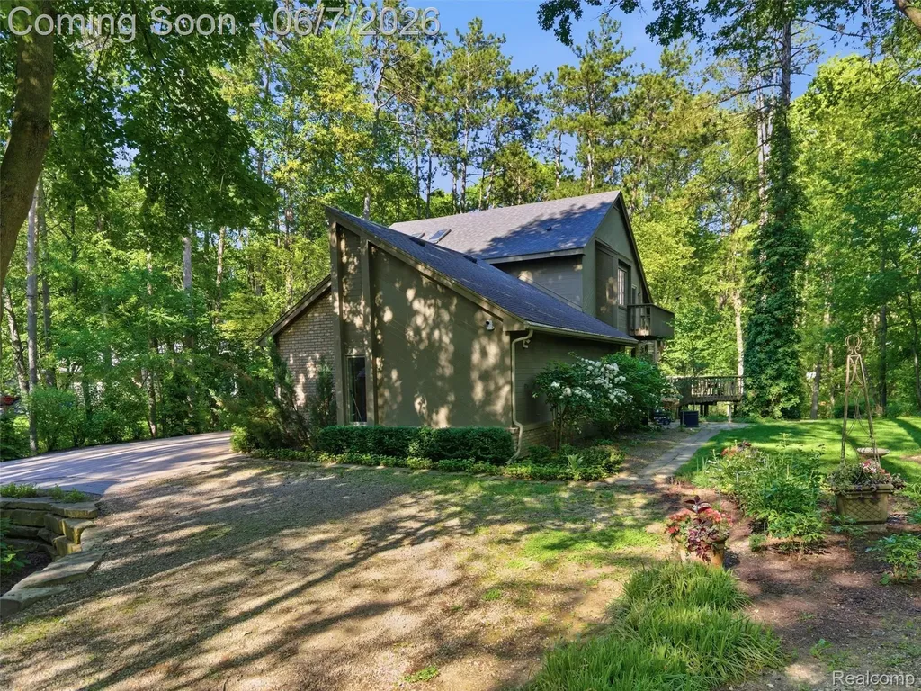 202 Nakomis Trail Orion Charter Township MI 48362