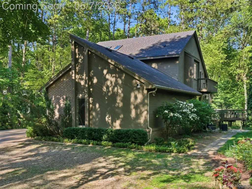 202 Nakomis Trail Orion Charter Township MI 48362