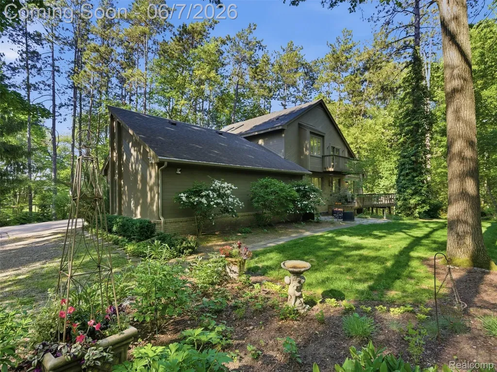 202 Nakomis Trail Orion Charter Township MI 48362