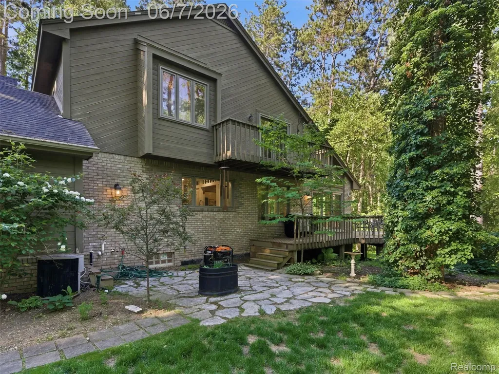 202 Nakomis Trail Orion Charter Township MI 48362