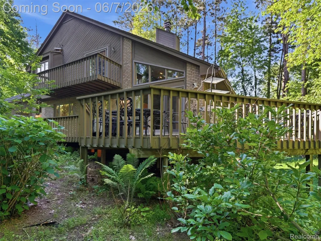 202 Nakomis Trail Orion Charter Township MI 48362