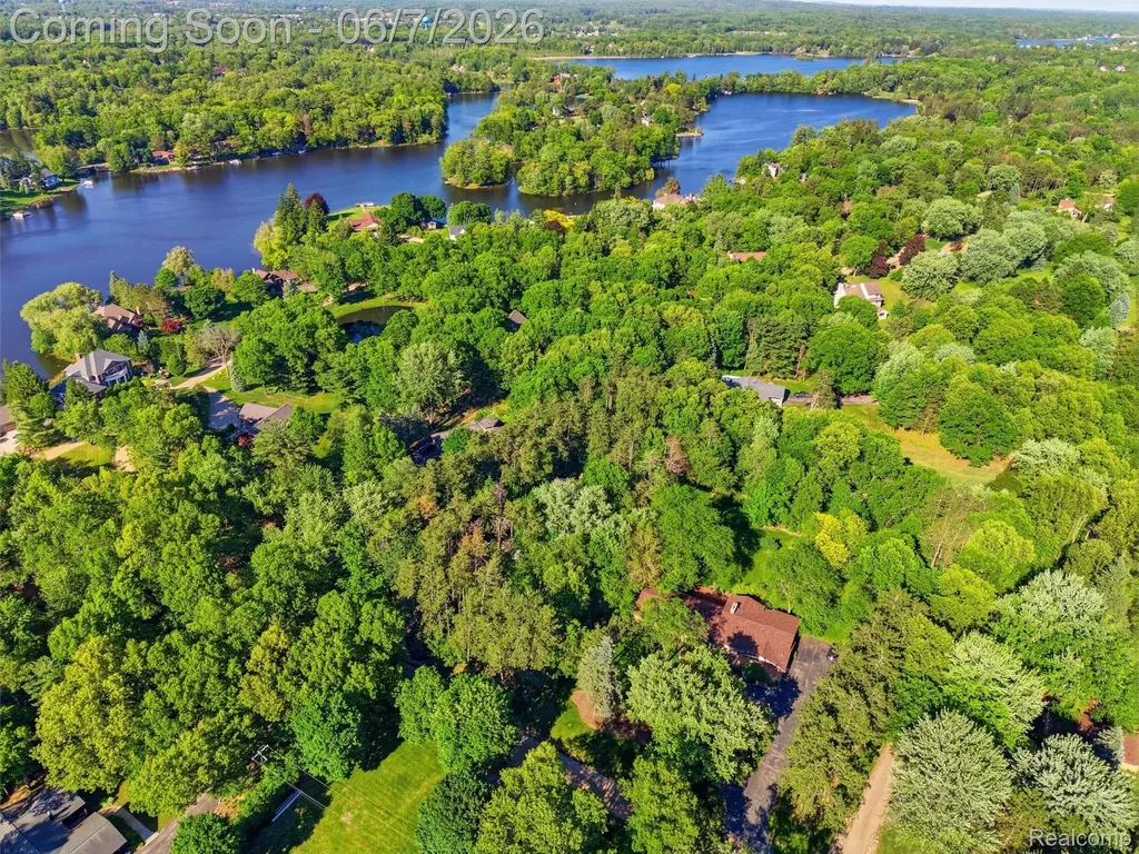 202 Nakomis Trail Orion Charter Township MI 48362