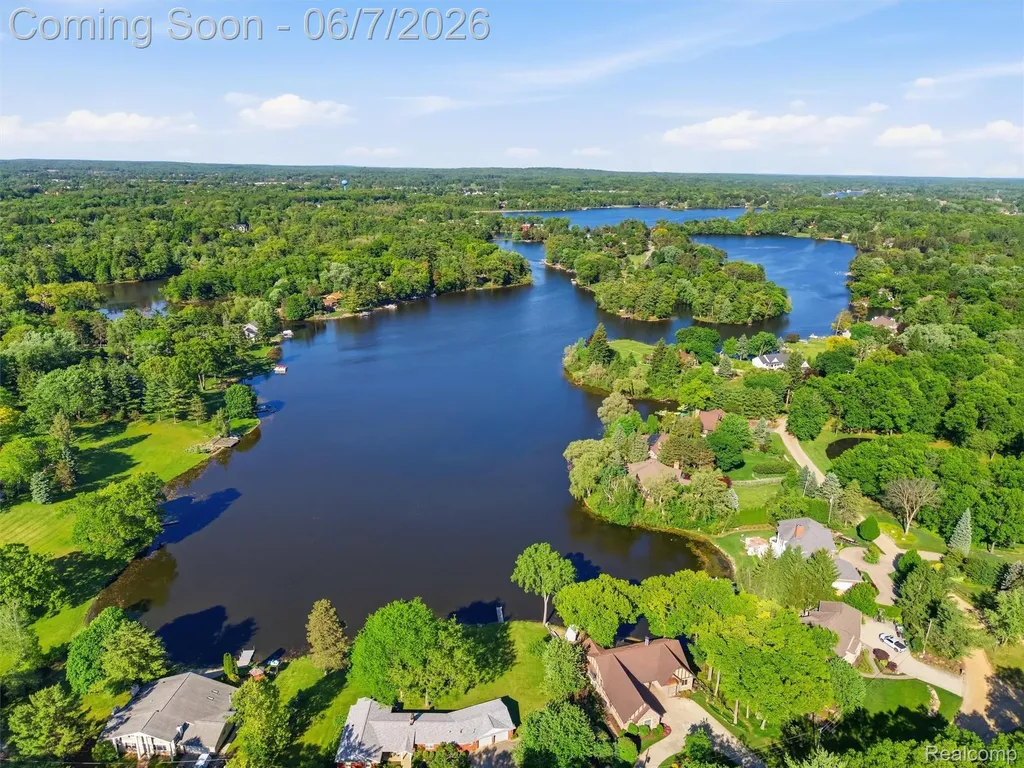 202 Nakomis Trail Orion Charter Township MI 48362